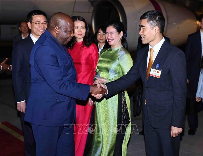 Bộ trưởng Bộ Khoa học và Công nghệ Nguyễn Mạnh Hùng cùng đại diện lãnh đạo Văn phòng Chủ tịch nước, Bộ Ngoại giao đón Tổng thống Burundi Évariste Ndayishimiye và Phu nhân tại Sân bay quốc tế Nội Bài. Ảnh: Minh Đức/TTXVN