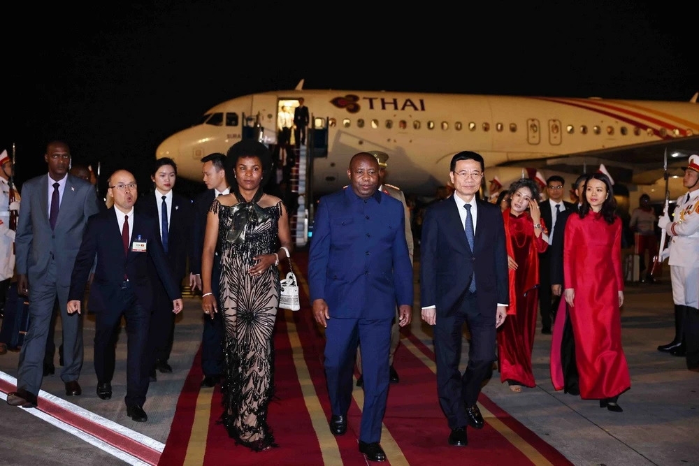 Tối 3/4, Tổng thống Burundi Évariste Ndayishimiye và Phu nhân đến Hà Nội, bắt đầu chuyến thăm chính thức Việt Nam theo lời mời của Chủ tịch nước Lương Cường và Phu nhân từ ngày 3 đến 6/4. Đây là lần đầu tiên nguyên thủ Burundi tới thăm Việt Nam. (Ảnh: TTXVN)