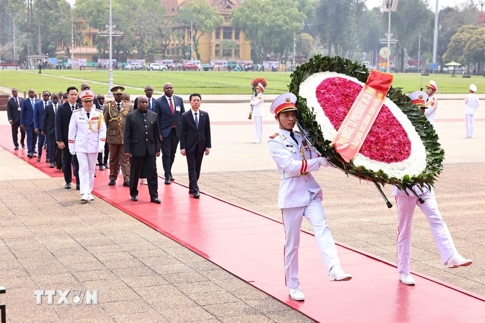 Trưa 4/4, Tổng thống Évariste Ndayishimiye cùng đoàn đại biểu cấp cao Burundi đã đến đặt vòng hoa tưởng niệm các Anh hùng liệt sĩ tại Ðài tưởng niệm các Anh hùng liệt sĩ và đến đặt vòng hoa, vào Lăng viếng Chủ tịch Hồ Chí Minh. (Ảnh: TTXVN)