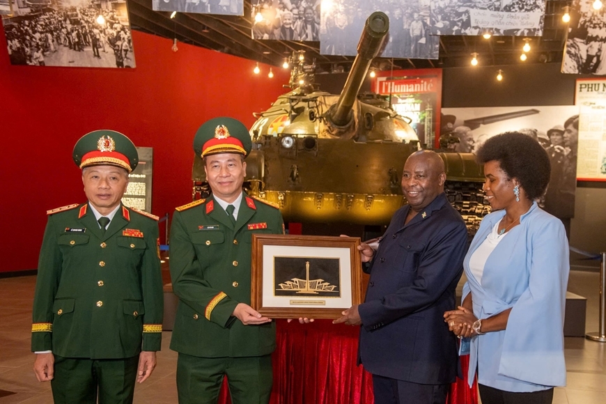 Cũng trong ngày 4/4, Tổng thống Évariste Ndayishimiye và phu nhân cùng đoàn đại biểu cấp cao Burundi đã tới thăm Bảo tàng Lịch sử quân sự Việt Nam. Tổng thống Évariste Ndayishimiye đã ghi lưu bút, bày tỏ ngưỡng mộ với lòng dũng cảm và sự hy sinh của dân tộc Việt Nam trong quá trình đấu tranh giành độc lập. (Ảnh: QĐND)