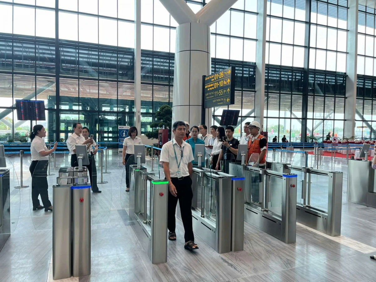 Khách đi qua cửa check-in tự động.