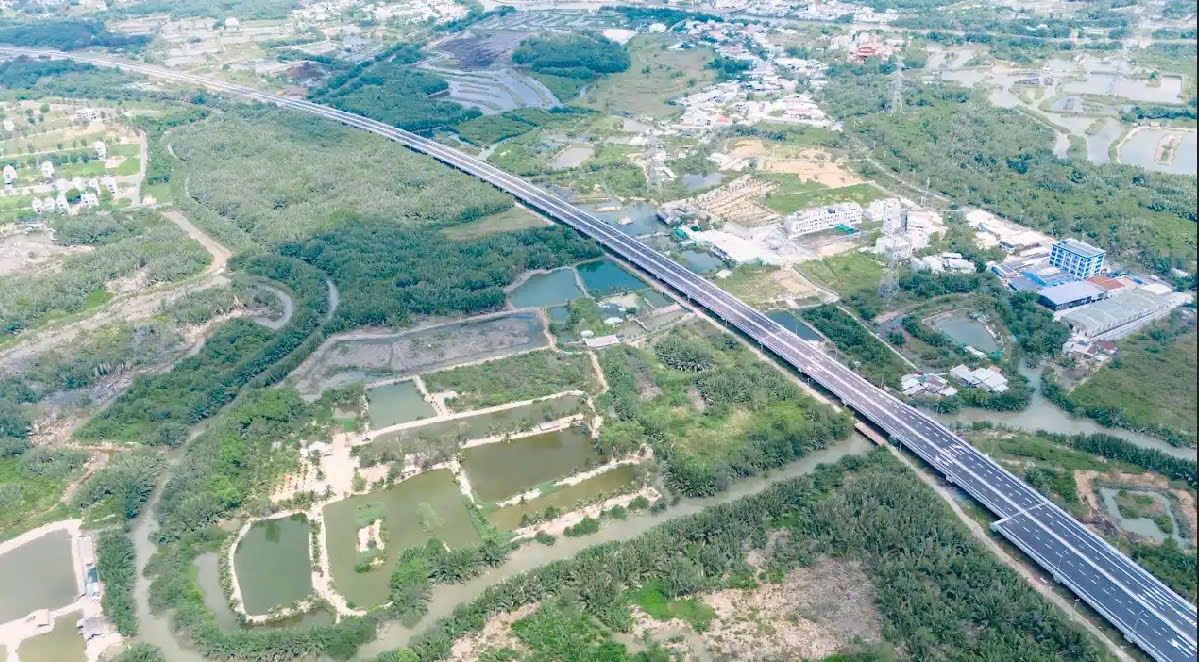 Sau khi tổ chức thông xe kỹ thuật, chủ đầu tư Dự án đường bộ cao tốc Bến Lức-Long Thành đã đưa phương án tổ chức giao thông tạm thời cho phương tiện đi lại trên tuyến.