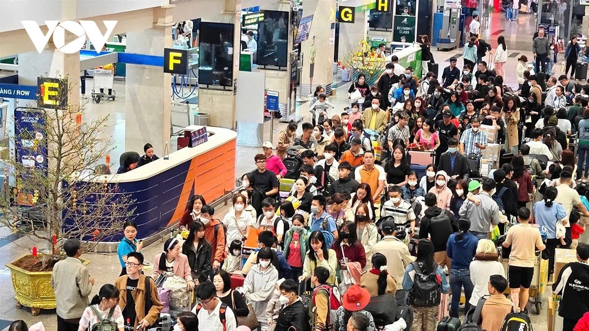 Sân bay Tân Sơn Nhất đón khoảng 122.000 khách mỗi ngày dịp cao điểm 30/4.
