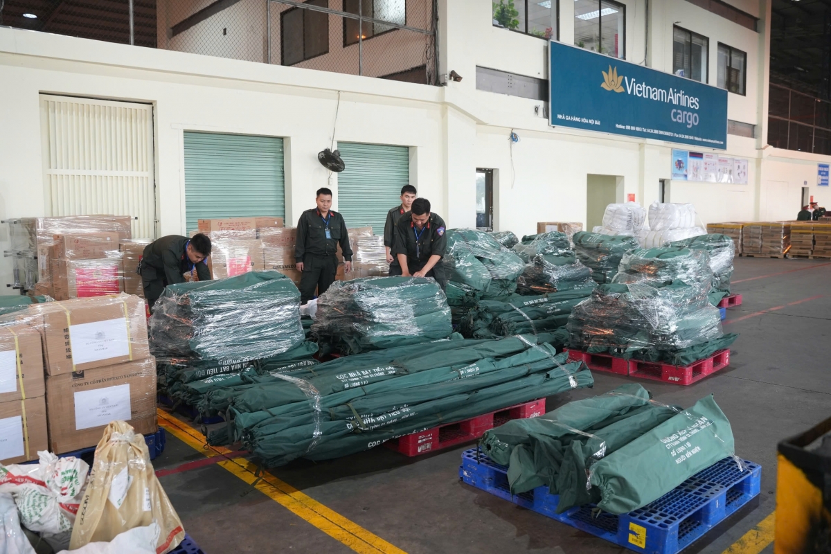 Nhân viên kho hàng dỡ các thùng hàng cứu trợ từ xe tải xuống, đảm bảo rằng mọi thứ được xử lý một cách nhanh chóng và chính xác.