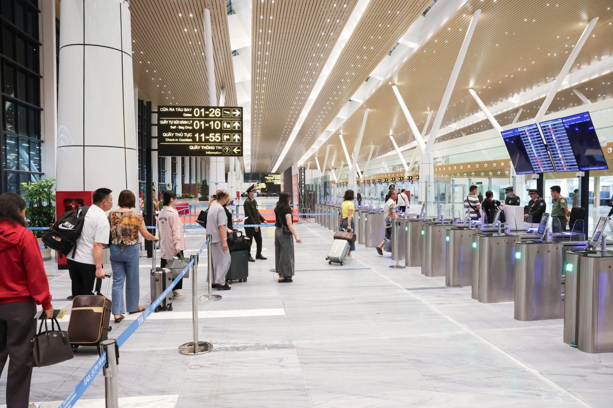 Những hành khách đầu tiên tại nhà ga T3 đi ra cửa lên máy bay. Nhà ga hành khách T3 có tổng diện tích sàn lên tới 112.500m², bao gồm 1 tầng hầm và 4 tầng nổi, được bố trí khoa học và hiện đại với 90 quầy thủ tục truyền thống, 20 quầy tự động thả hành lý và 42 kiosk check-in. Với thiết kế hiện đại, trang bị nhiều công nghệ hàng không tiên tiến, nhà ga T3 sẽ tiếp nhận gần 80% tổng số chuyến bay nội địa đến và đi tại sân bay Tân Sơn Nhất.