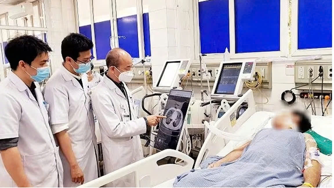 PGS.TS Đỗ Duy Cường - Viện trưởng Viện Y học nhiệt đới, Bệnh viện Bạch Mai cùng các bác sĩ đánh giá biến chứng viêm phổi ở bệnh nhân sởi. (Ảnh: Bệnh viện Bạch Mai)