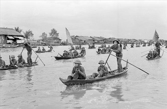 Tại Cà Mau, đêm 30/4/1975, quân ta tập trung lực lượng tiến công thị xã, kết hợp lực lượng quần chúng nổi dậy chiếm các vị trí quan trọng. 5 giờ sáng 1/5, các mũi tiến công của ta đã vào nội ô thị xã kết hợp phong trào quần chúng nỗi dậy giải phóng thị xã Cà Mau lúc 10 giờ ngày 1/5/1975. Ảnh: TTXVN