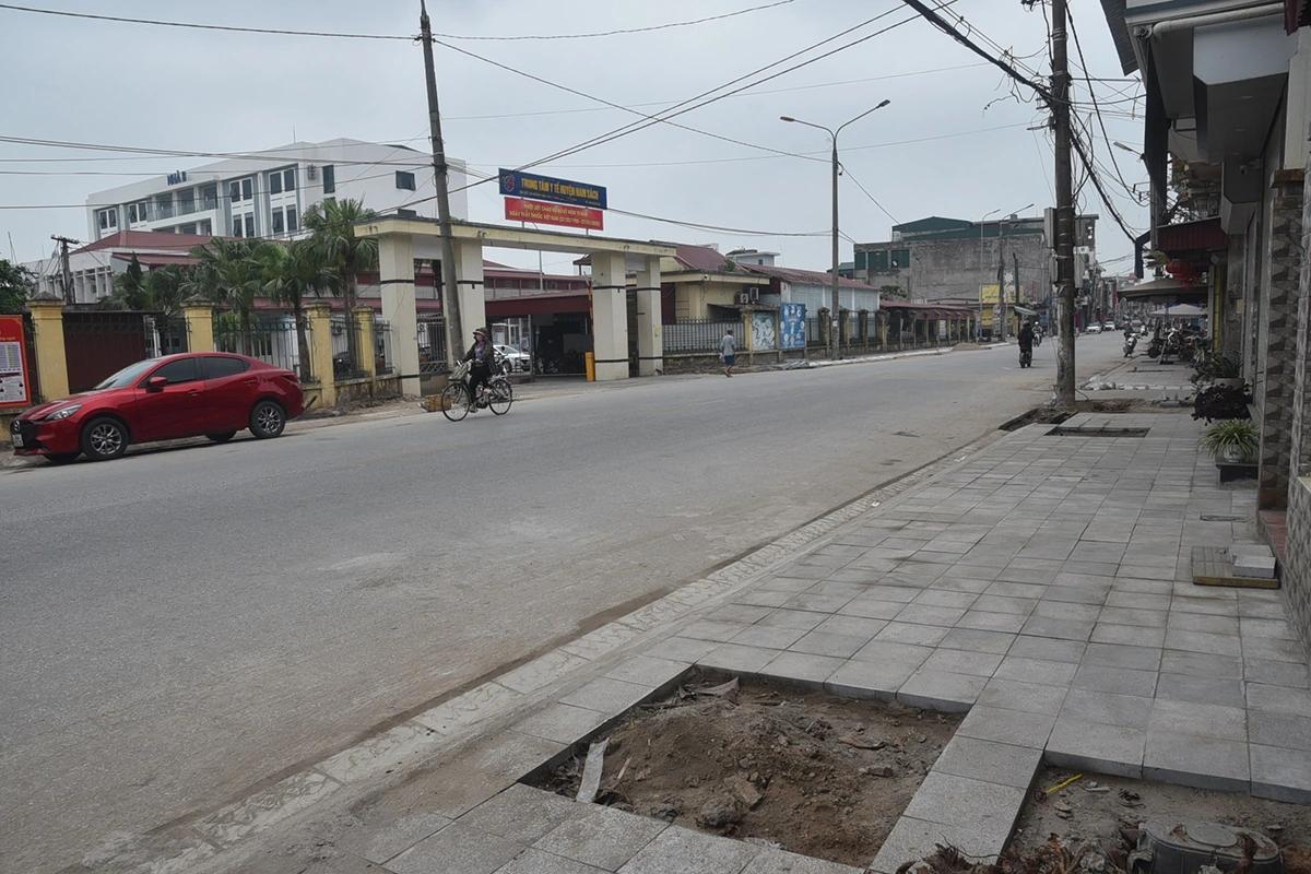 Hiện trạng dọc tuyến phố không còn bóng cây xanh