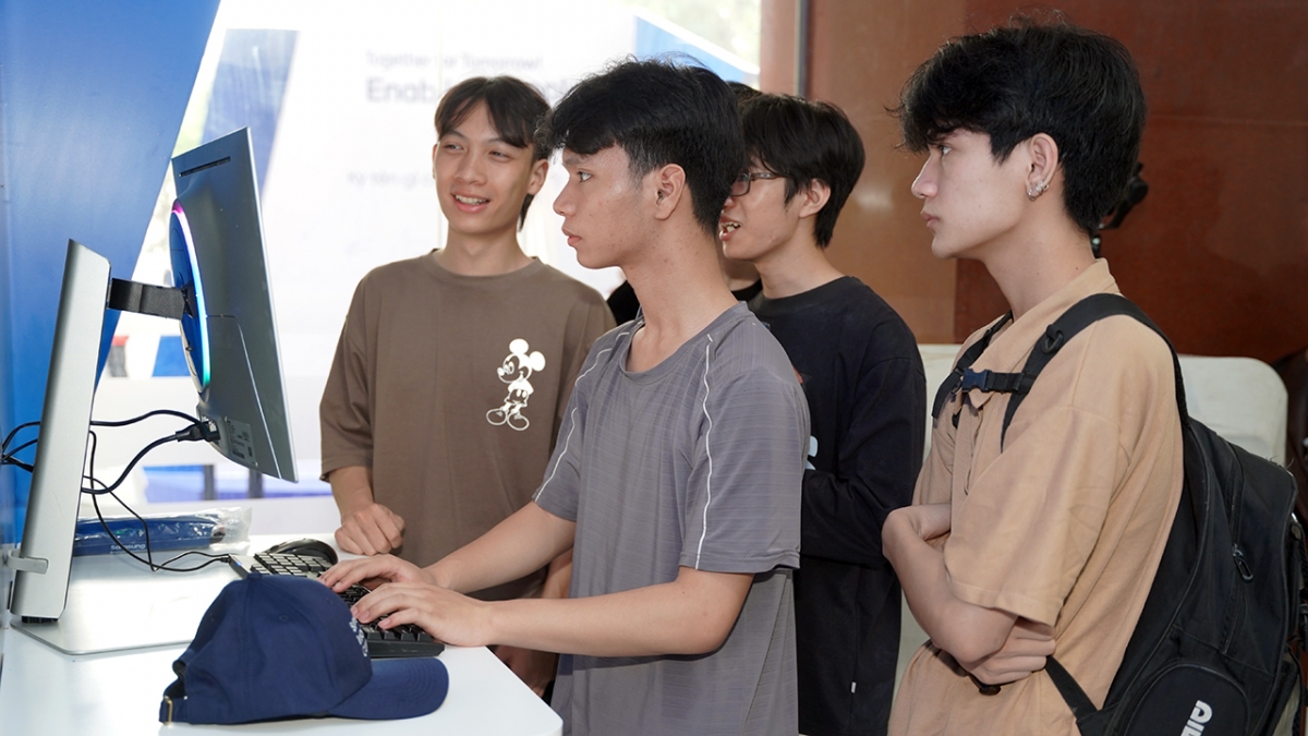 Các bạn trẻ trải nghiệm thử thách lập trình tại sự kiện