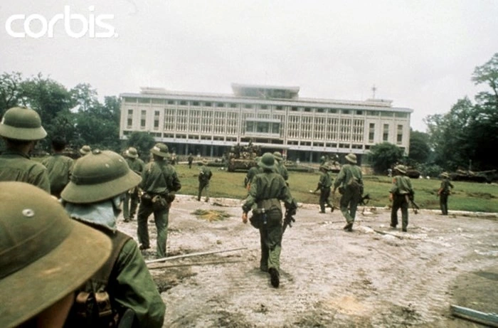 Các chiến sĩ cách mạng tiến vào Dinh Độc Lập trong ngày 30/4/1975 (Ảnh: Jacques Pavlovsky-Sygma-CORBIS)