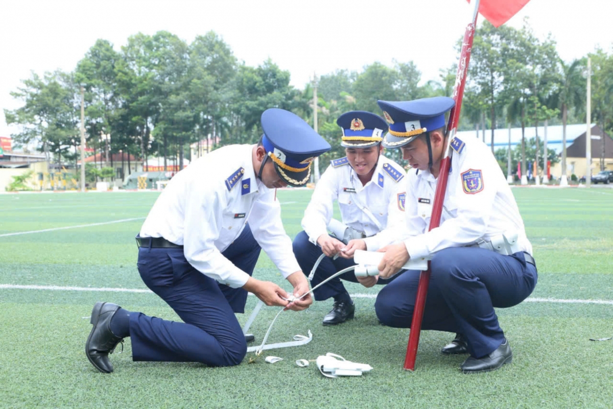 Các chiến sĩ Cảnh sát biển kiểm tra, chuẩn bị kỹ lưỡng phương tiện, vật chất trước giờ luyện tập