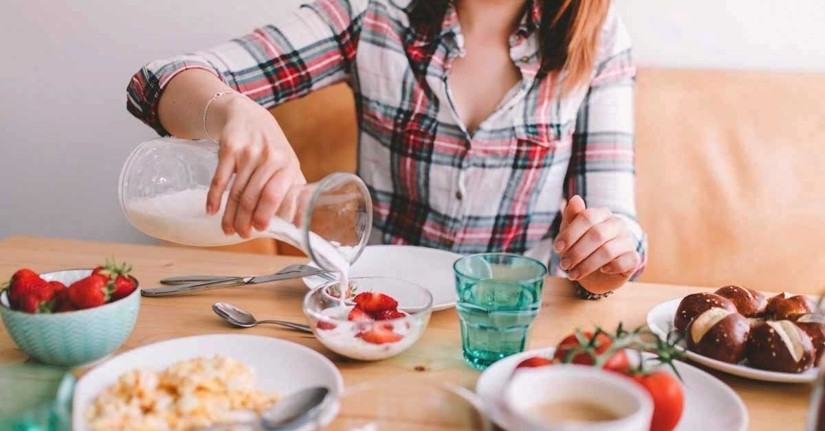 Uống sữa đúng cách giúp hấp thụ một cách tối đa dinh dưỡng. Ảnh: Healthline