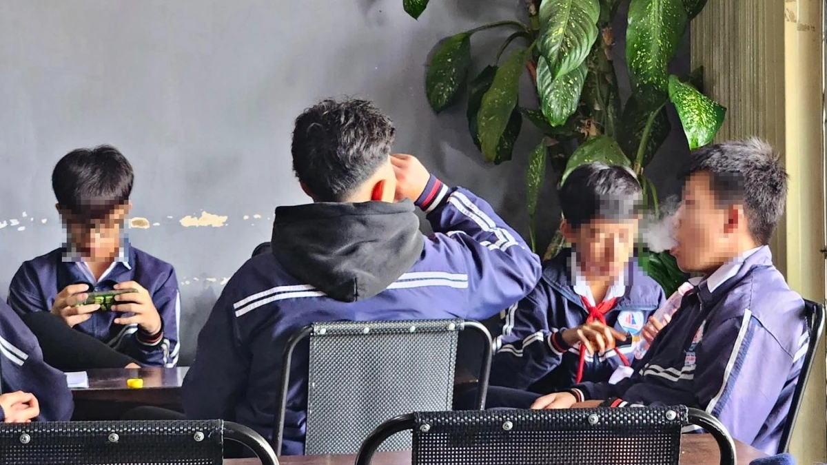 Các bạn học sinh vẫn ngang nhiên sử dụng thuốc lá điện tử ở các hàng quán (Nguồn: Báo Lâm Đồng online)