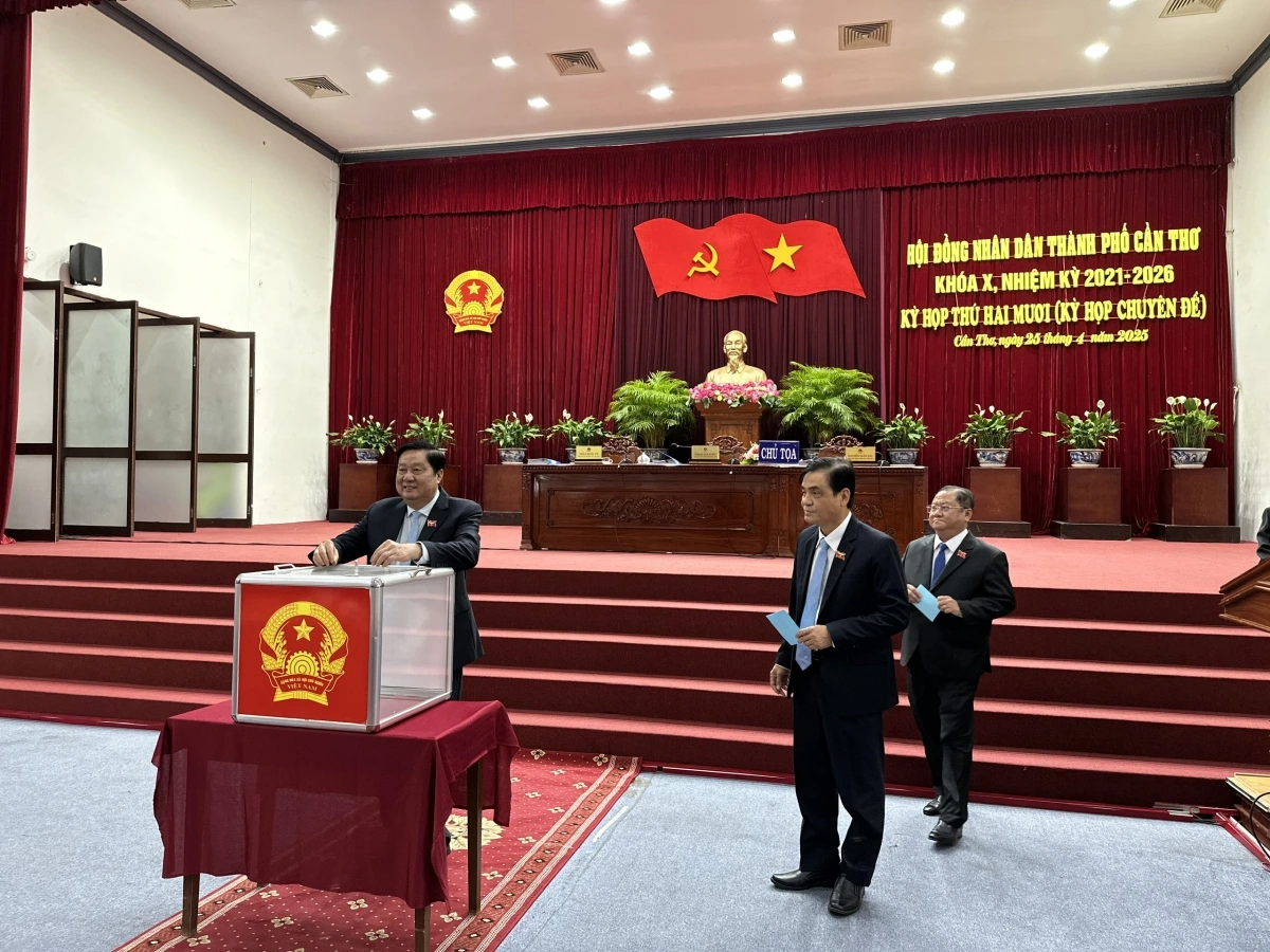 Các đại biểu HĐND thành phố Cần Thơ bỏ phiếu bầu