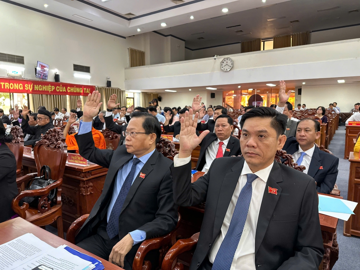 Đại biểu HĐND Cần Thơ biểu quyết về việc miễn nhiệm chức danh Ủy viên UBND thành phố.