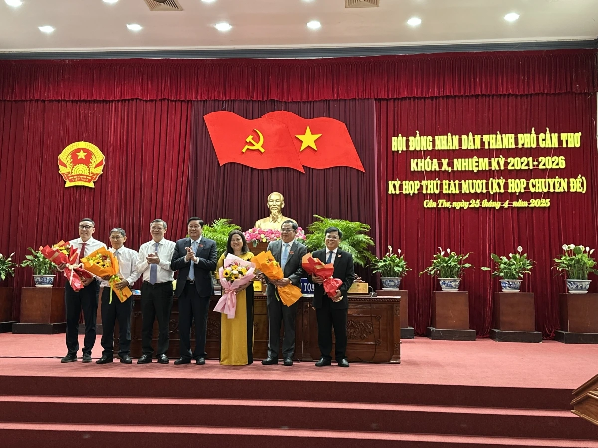 Lãnh đạo TP. Cần Thơ tặng hoa chúc mừng đại biểu được bầu vào Ủy viên UBND thành phố và các đại biểu được miễn nhiệm.