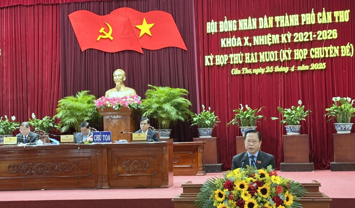 Giám đốc Sở Nội vụ Cần Thơ Châu Việt Tha đã trình bày tờ trình về chủ trương sắp xếp các đơn vị hành chính cấp xã.