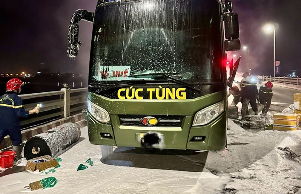 Cảnh sát phòng cháy chữa cháy phun bọt khống chế đám cháy. (Ảnh- Công an)