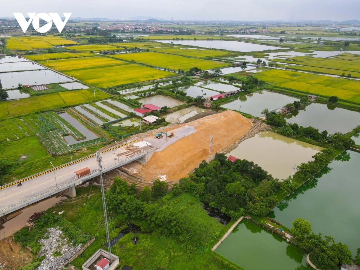 Dự án xây dựng cầu Hà Bắc 2 cùng đường dẫn phía Bắc Giang đắp chiếu hơn 1 năm trước đó (phóng viên ghi nhận)
