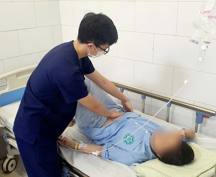 Bác sỹ Trung tâm Chống độc thăm khám cho bệnh nhân