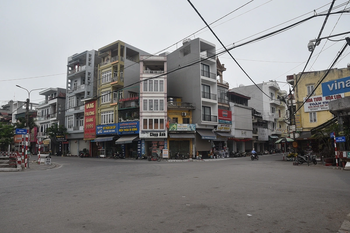 Còn đây là hình ảnh hiện trạng của ngã tư này trong quá trình cải tạo chỉnh trang vỉa hè.