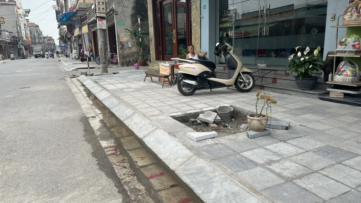 Theo người dân, một vài điểm rãnh thoát nước đã hoàn thành không đạt yêu cầu, cụ thể đoạn từ số nhà 309 đến 315 Trần Phú nước mưa đọng lại không thể tiêu thoát. "Chúng tôi đã có kiến nghị với đơn vị thi công từ mấy hôm rồi nhưng không biết anh em có làm không".