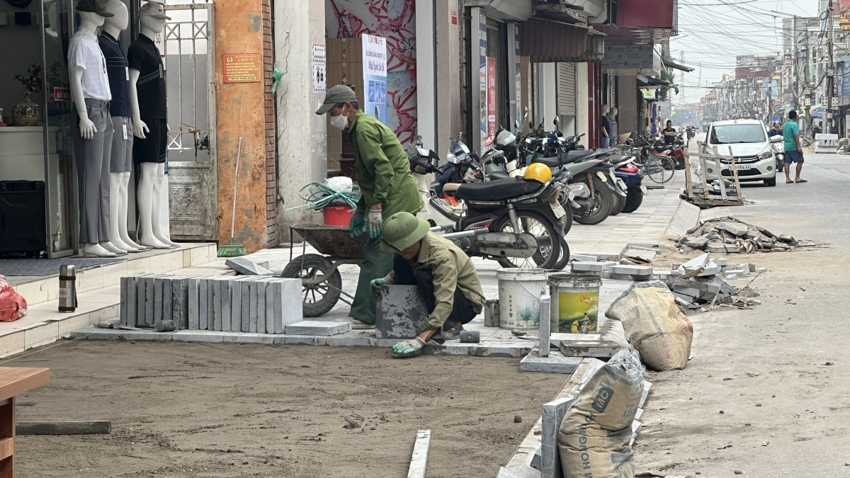 Công nhân đang thi công lát vỉa hè.