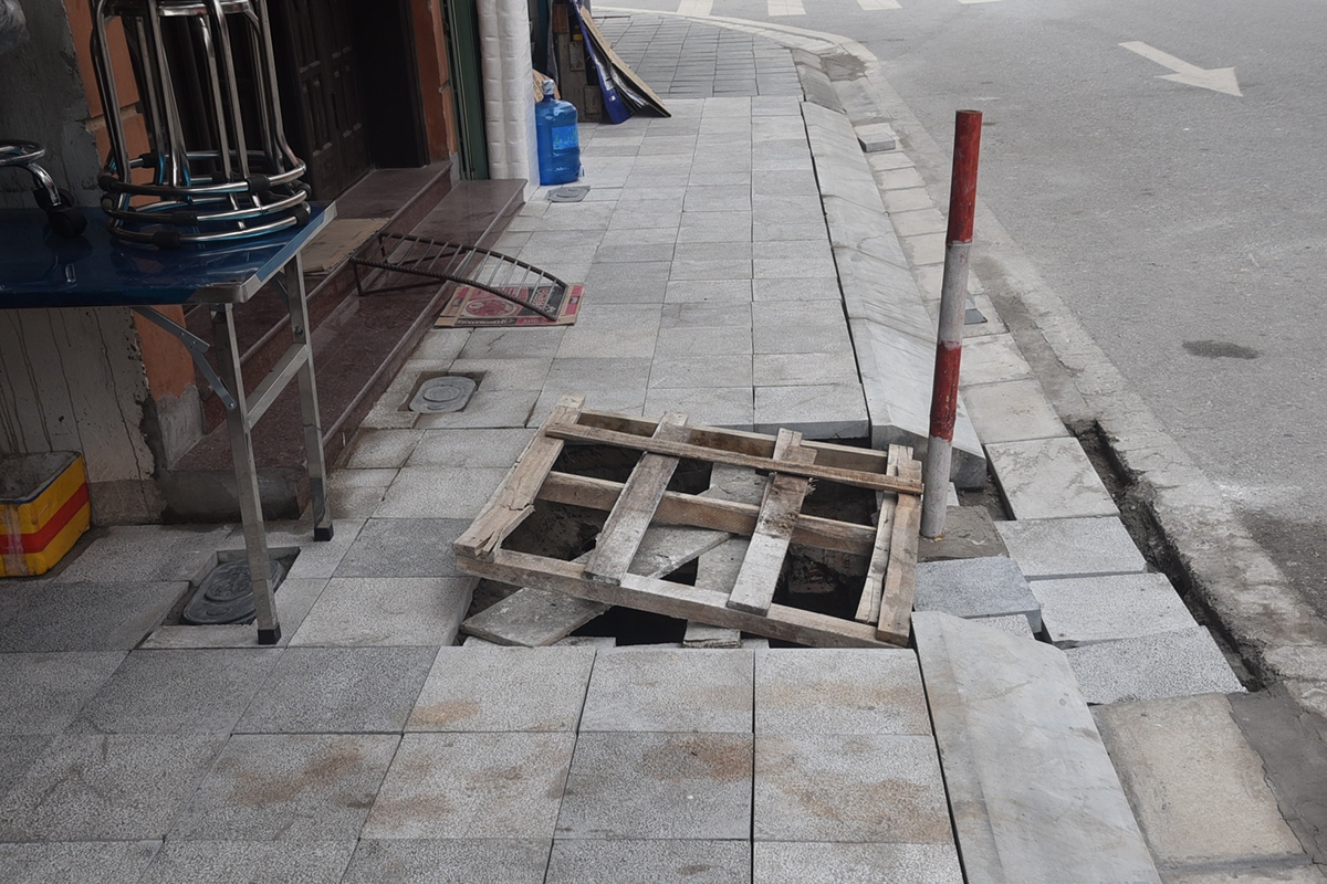 Đối với hệ thống cống, năm 2018-2019 đã đầu tư hệ thống cống dọc tuyến phố Trần Phú. Đợt này sẽ đầu tư lại bởi vì là các cửa thu bị xuống cấp. Để đảm bảo cho việc thu nước chúng tôi đã khảo sát và lên phương án xây dựng lại toàn bộ các rãnh cửa thu nước cũng như các vị trí hố ga; bổ sung một vài vị trí hố ga để đảm bảo khả năng tiêu thoát nước, tránh ngập úng trên tuyến phố.
 