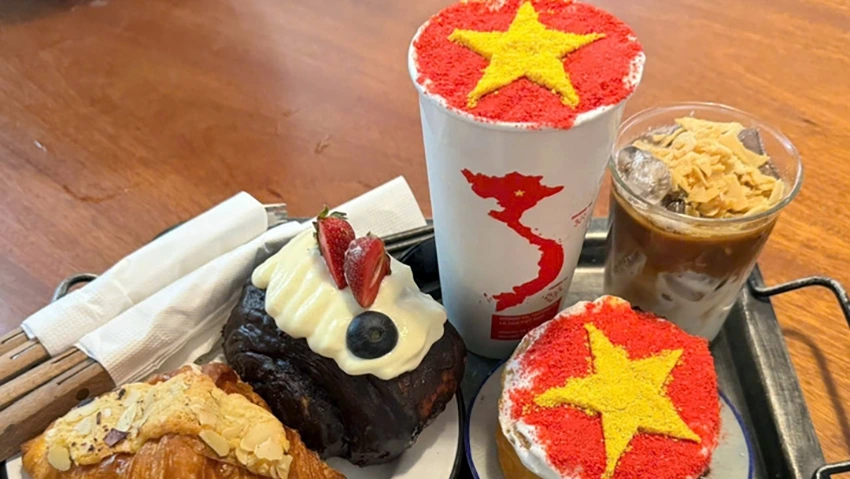 Menu 30/4 với cà phê, bánh ngọt trang trí cờ đỏ sao vàng - Ảnh: H.L
