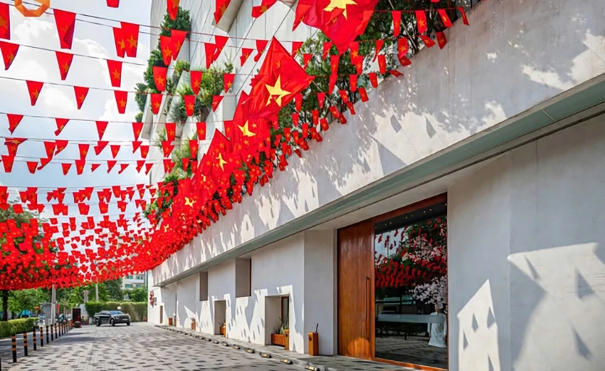 Cỏ đỏ sao vàng trang trí rực rỡ ở các hàng quán, công sở, trường học, khu dân cư TP.HCM - Ảnh: Gem cafe