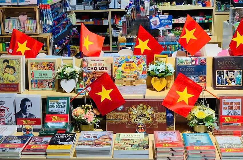 Các cửa hàng trang trí rự rõ cờ đỏ sao vàng - Ảnh: H.L
