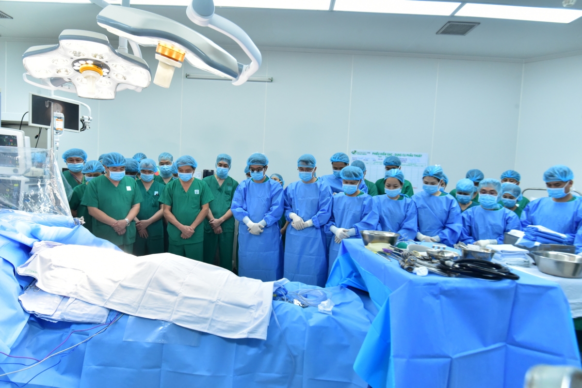 Buổi phẫu thuật lấy tạng được thực hiện với nghi thức trang nghiêm, trong đó có phút mặc niệm tri ân người hiến tạng (Ảnh: BVCC).