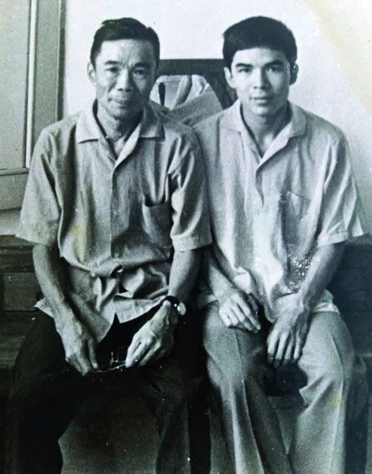 Bức ảnh ông Lưu Đình Triều và ba mình- Nhà báo Lưu Quý Kỳ gặp lại nhau tháng 5/1975, sau 21 năm bị chia cắt (ảnh tư liệu)