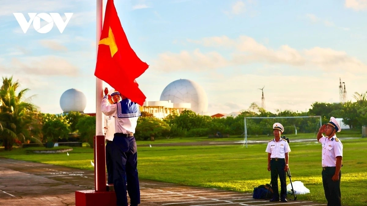 Chào cờ đầu năm trên đảo Song Tử Tây, huyện Trường Sa, tỉnh Khánh Hòa