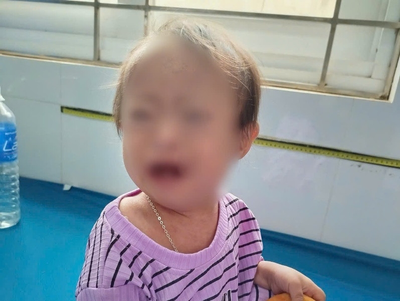 Cháu bé đã được mẹ ruột tới nhận và đón về. (ảnh: Bệnh viện cung cấp)