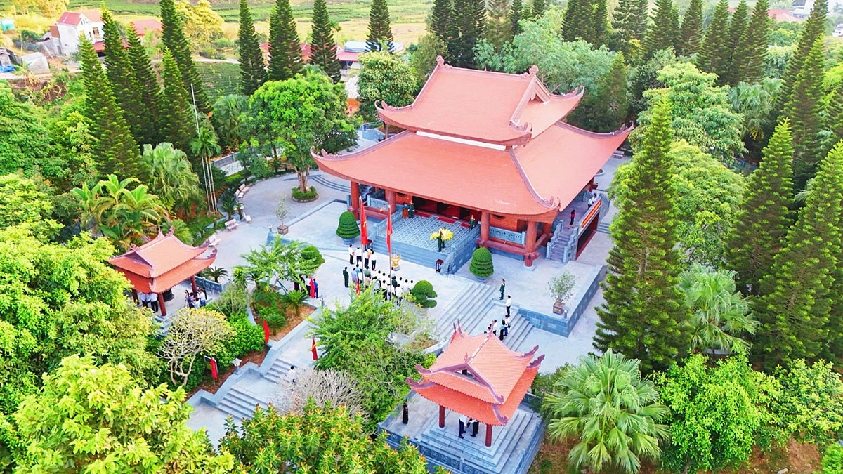 Thái Nguyên là mảnh đất hấp dẫn du khách với nhiều di tích lịch sử, danh lam thắng cảnh đẹp. (Trong ảnh: Du khách dâng hương Chủ tịch Hồ Chí Minh tại Nhà tưởng niệm Người ở đèo De, Phú Đình thuộc Khu di tích lịch sử quốc gia đặc biệt ATK Định Hóa)