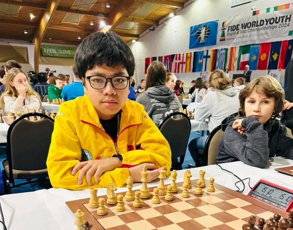 Dau Khuong Duy (L) will compete in the Asian Zone 3.3 Chess Championship in Mongolia. (Photo: sggp.org.vn)