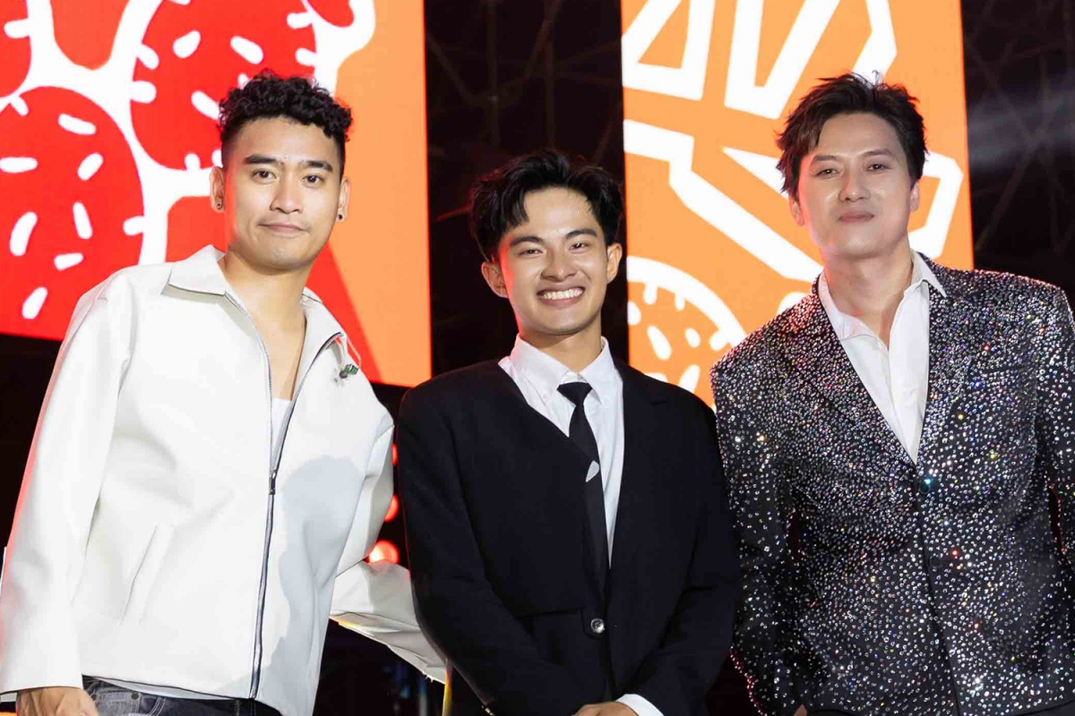 Lê Tuấn Khang (giữa) - TikToker nổi tiếng - lần đầu xuất hiện tại một sự kiện điện ảnh lớn