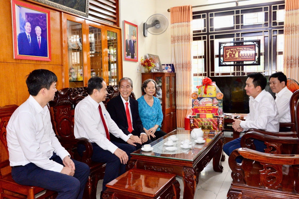 Chủ tịch Quốc hội Trần Thanh Mẫn tới thăm gia đình cố Chủ tịch Quốc hội Nguyễn Hữu Thọ.