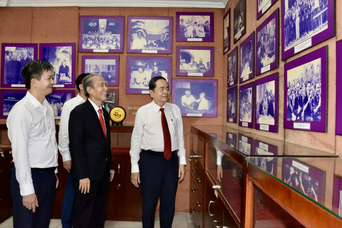 Chủ tịch Quốc hội Trần Thanh Mẫn đã tới thắp hương, tưởng nhớ tri ân, thăm gia đình cố Chủ tịch Quốc hội Nguyễn Hữu Thọ.