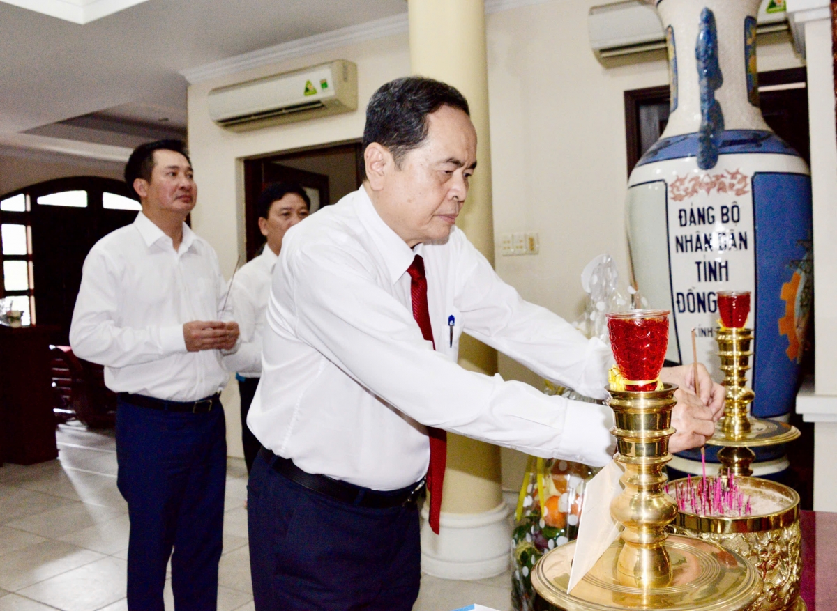 Chủ tịch Quốc hội Trần Thanh Mẫn đã tới thắp hương, tưởng nhớ tri ân, thăm gia đình cố Chủ tịch Quốc hội Nguyễn Hữu Thọ.