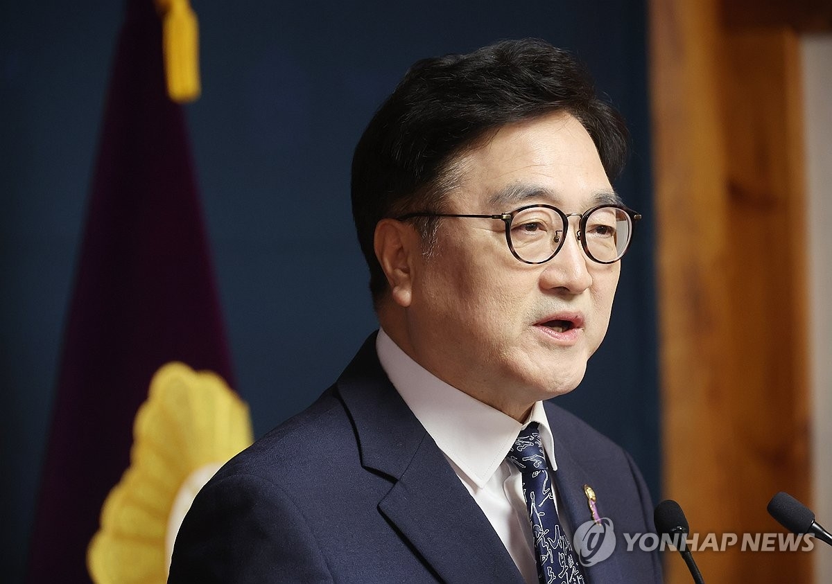 Chủ tịch Quốc hội Hàn Quốc Woo Won-shik tại họp báo (Ảnh: Yonhap News)