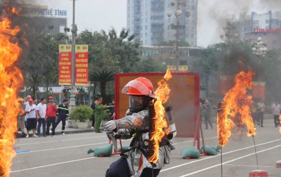 Các đội thi với tinh thần quyết tâm cao. Ảnh: Quang An