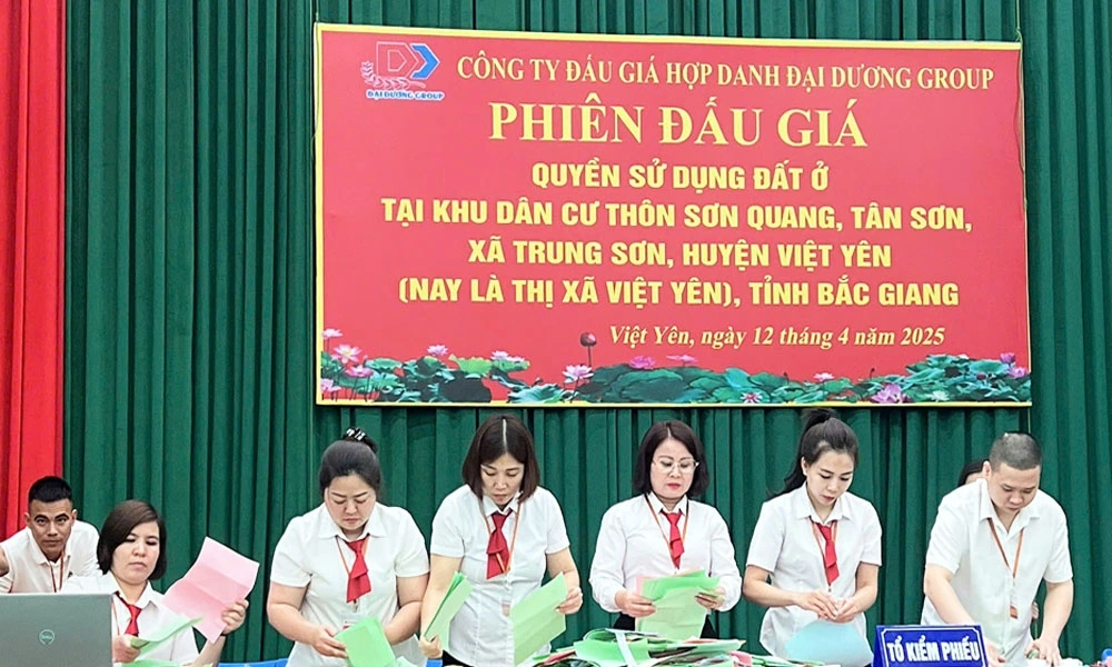 Phiên đấu giá tại thị xã Việt Yên tăng gần 100 tỷ đồng so với giá khởi điểm