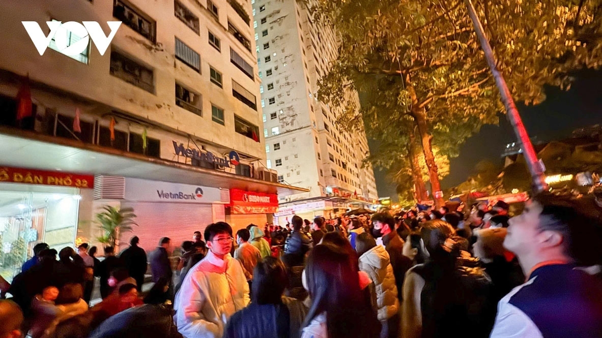 Người dân thoát xuống tòa chung cư HH1A Linh Đàm (phường Hoàng Liệt, quận Hoàng Mai, TP Hà Nội) trong vụ cháy sáng 1/4.