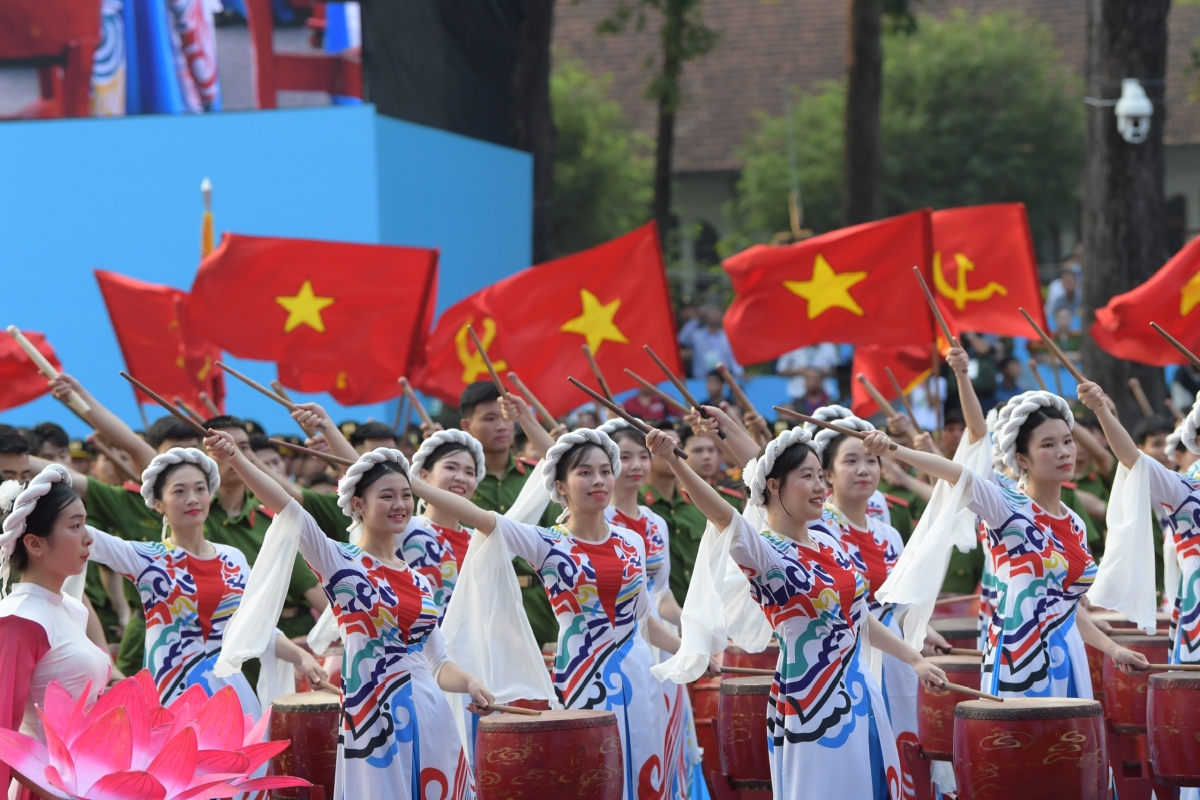 Tiết mục đồng diễn trống hội với chủ đề “Bản hùng ca toàn thắng”. Ảnh: Bảo Long