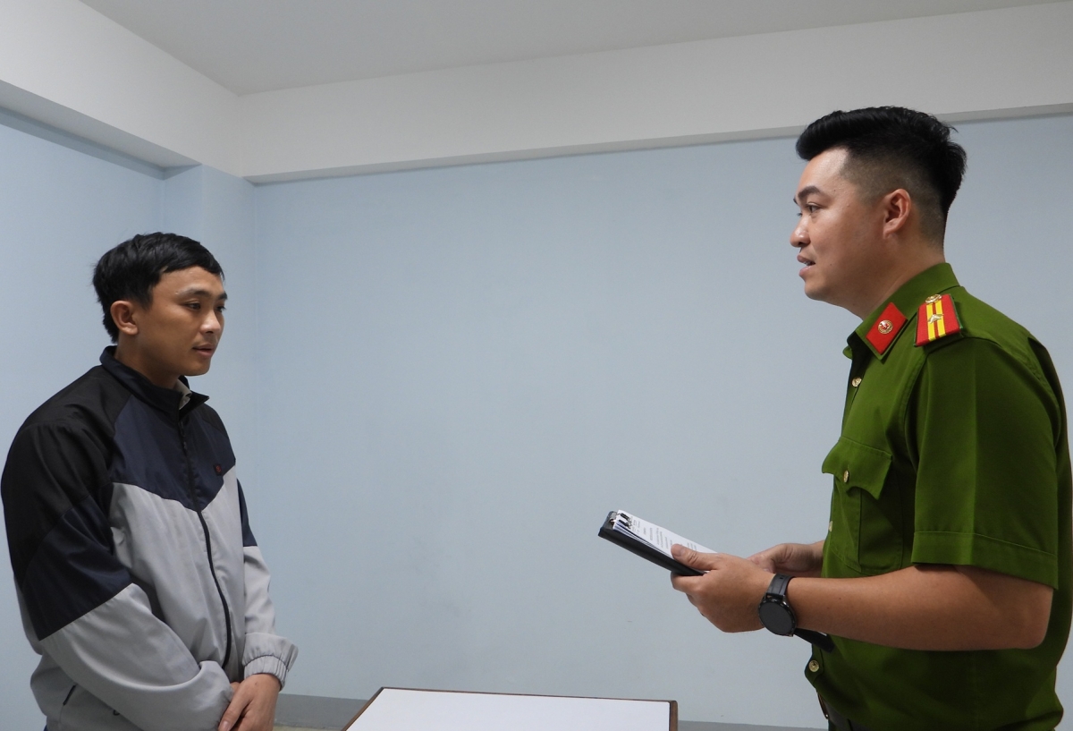 Cơ quan Cảnh sát điều tra Công an thành phố Đà Nẵng tống đạt các quyết định đối với Trần Đức Trung.