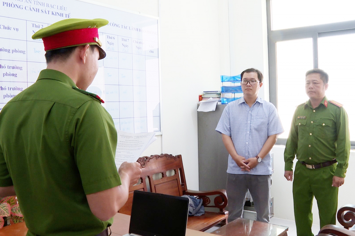 Cơ quan Cảnh sát điều tra Công an tỉnh Bạc Liêu tống đạt quyết định khởi tố bị can đối với Ngũ Thế Nghĩa. (Ảnh Trọng Thức)