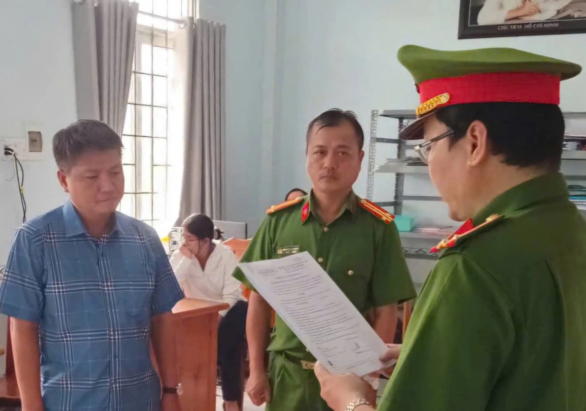 Cơ quan CSĐT tống đạt quyết định bắt giam ông Huỳnh Văn Đẳng
