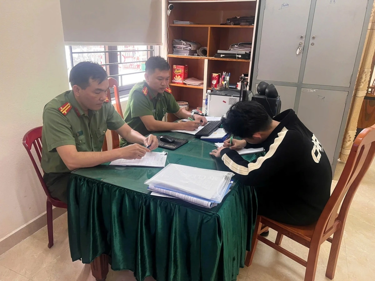 Công an Quảng Nam làm việc với thanh niên đăng tin sai sự thật về cái chết của 2 cháu nhỏ ở huyện Thăng Bình. Ảnh CAQN